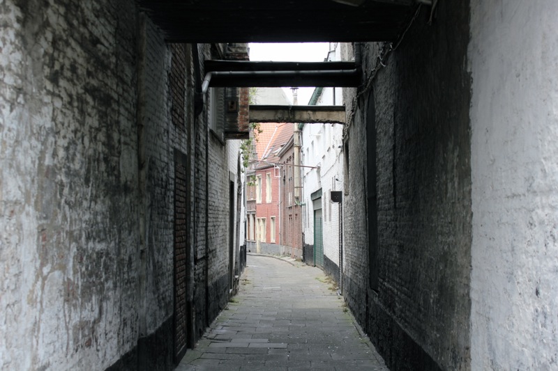 narrow_street_gent